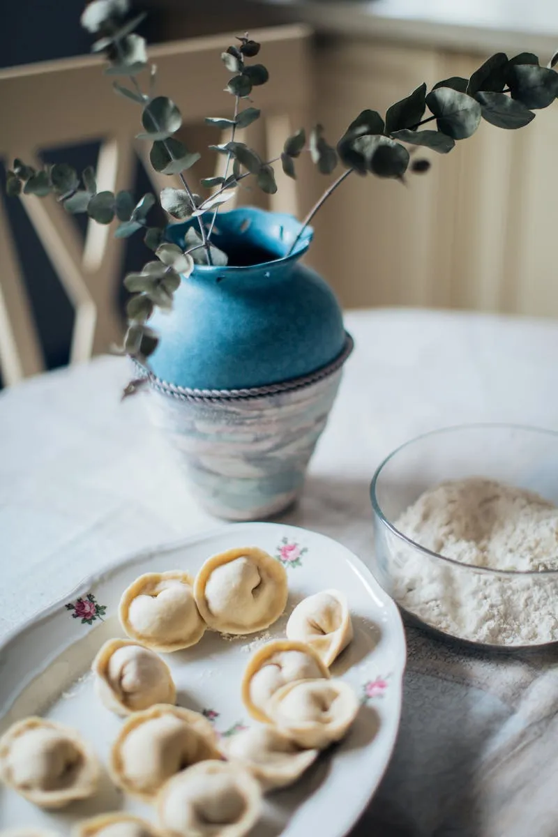 Pelmeni servis sur une table avec bol et assiette