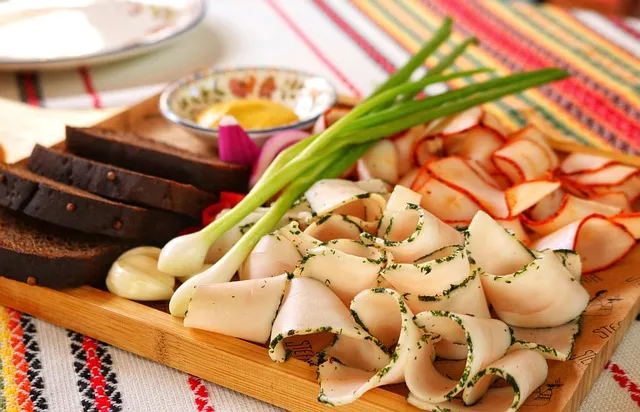 Salo ukrainien (lard) servi avec du pain noir, oignons et moutarde