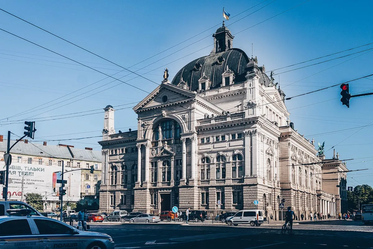 Fa&ccedil;ade n&eacute;o-Renaissance de l'Op&eacute;ra national de Lviv sous un ciel bleu