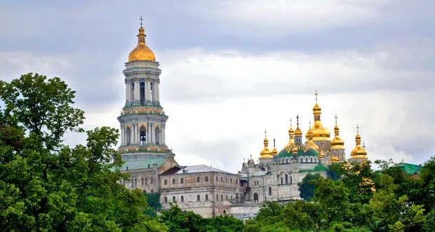 Panorama des monuments de Kyiv avec cath&eacute;drales aux d&ocirc;mes dor&eacute;s