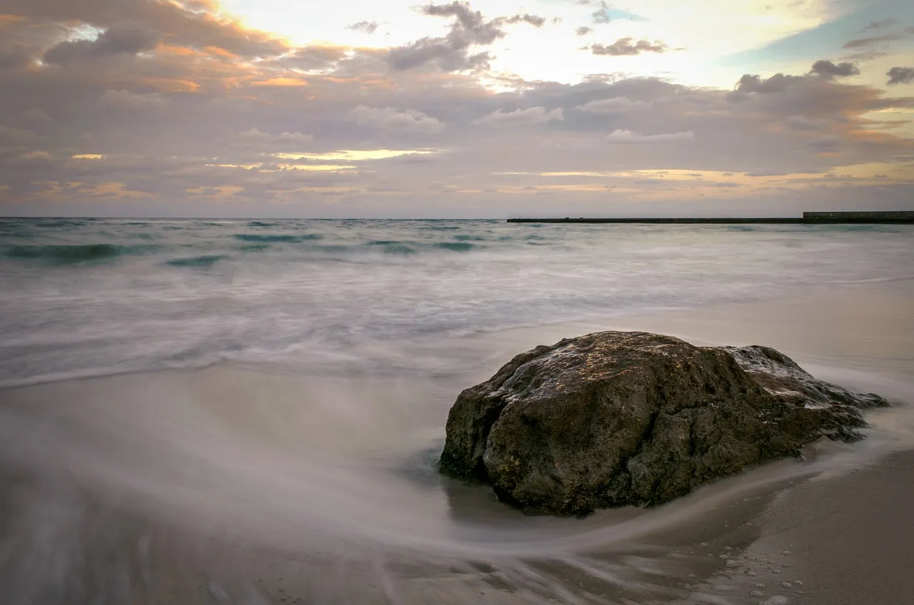 C&ocirc;te de la mer Noire en Ukraine avec plage et eaux turquoise