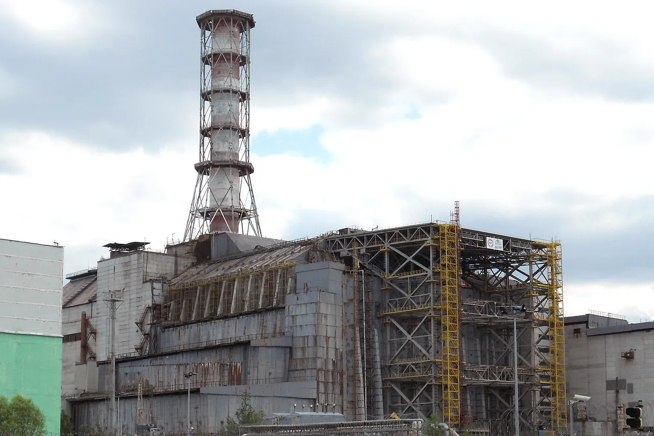 Le Nouveau Confinement S&ucirc;r (NSC) recouvrant le r&eacute;acteur n&deg;4 de Tchernobyl