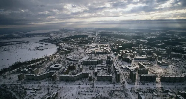 Vue de la zone d'exclusion de Tchernobyl avec la centrale nucl&eacute;aire en arri&egrave;re-plan